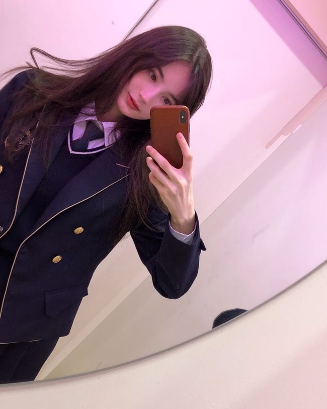 Belum diketahui secara pasti tentang debutnya, apakah ia akan debut sebagai solois atau dalam grup. Tapi, yang mengejutkan banyak orang bukan hanya fakta dirinya adalah orang Rusia, namun Lana memiliki segudang keterampilan. Foto: Instagram @23.11