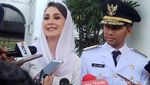 Senyum Semringah Arumi Bachsin saat Dampingi Suaminya Dilantik