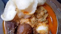 Lontong sayur Betawi tak beda jauh dengan daerah lain. Hanya saja lauknya semur khas Betawai yang kental dan manis gurih. Foto: Instagram @kreasi,nyonya,liang