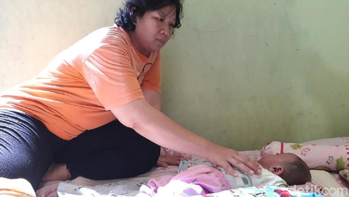 Anke merawat anaknya, Sagan yang tengah tidur. Foto: Ragil Ajiyanto Anke merawat anaknya, Sagan yang tengah tidur. Foto: Ragil Ajiyanto