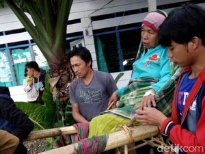 Miris! Bertahun-tahun Pasien di Rampi Harus Ditandu Puluhan Kilometer