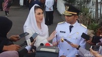 Mendampingi suaminya, Arumi Bachsin menjawab pertanyaan wartawan. (Foto : Istimewa).