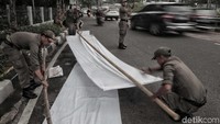 Baliho itu diturunkan karena mengotori fasilitas umum.