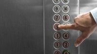 Paten pertama untuk lift diajukan tahun 1859 oleh Otis Tufts yang memasang lift tahun itu di Fifth Avenue Hotel New York. Ada bangku di dalam lift (CNN Style)