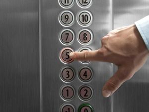 2 WNI Positif Corona, Pengunjung Mal Diimbau Tak Pencet Tombol Lift