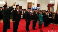 Sumpah jabatan diambil secara Islam dan Kristen/Katolik. 