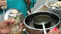 Mantap! Bakso Prasmanan dengan Isian Telur hingga Cumi di Gerobak Motor