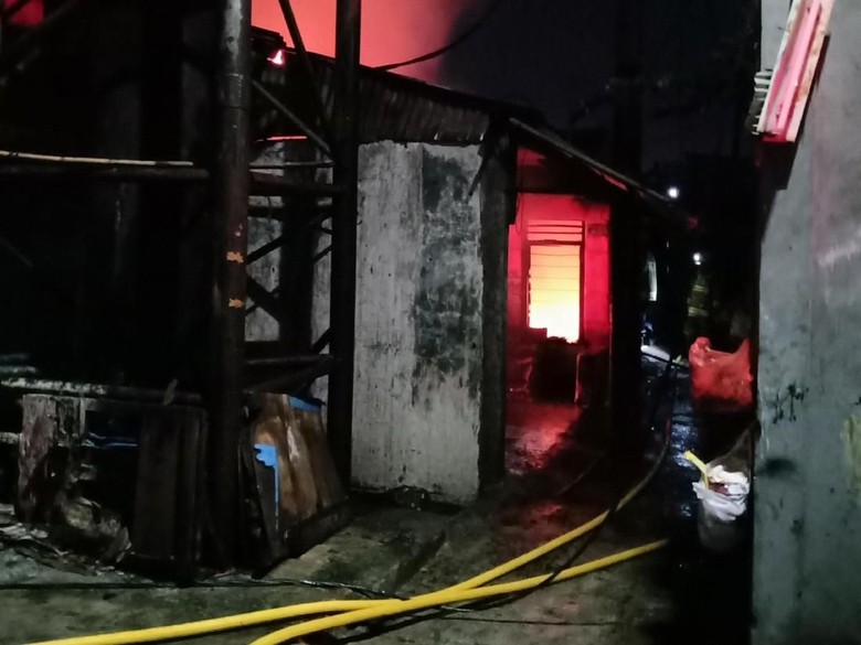 Kebakaran Landa Permukiman Padat di Kalideres Jakarta Barat Kebakaran Landa Permukiman Padat di Kalideres Jakarta Barat