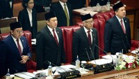 Pimpinan yang hadir dalam rapat paripurna adalah Ketua DPR Bambang Soesatyo beserta Wakil Ketua DPR Fadli Zon, Fahri Hamzah, dan Agus Hermanto.