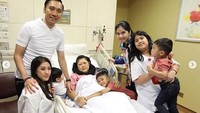 Dukungan keluarga membuat Ani Yudhoyono kuat dan tegar dalam menjalani masa perawatan dan pengobatan di rumah sakit. Istimewa/Dok. Instagram Annisa Pohan