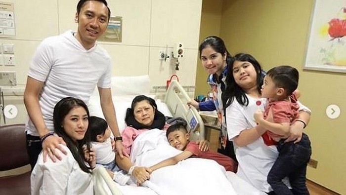Ani Yudhoyono ditemani keluarga dan elit partai Demokrat selama menjalani pengobatan kanker darah. (Foto: Dok. Instagram Annisa Pohan) Ani Yudhoyono ditemani keluarga dan elit partai Demokrat selama menjalani pengobatan kanker darah. (Foto: Dok. Instagram Annisa Pohan)