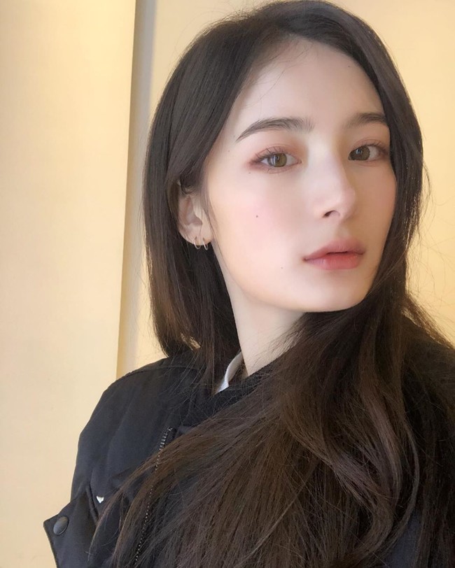 Banyak orang kagum pada visualnya yang menakjubkan dikombinasikan dengan kefasihannya berbahasa Korea. Tak sedikit penggemar dari Korea yang menyebut kecantikannya bak bidadari. Foto: Instagram @23.11