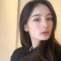 Banyak orang kagum pada visualnya yang menakjubkan dikombinasikan dengan kefasihannya berbahasa Korea. Tak sedikit penggemar dari Korea yang menyebut kecantikannya bak bidadari. Foto: Instagram @23.11