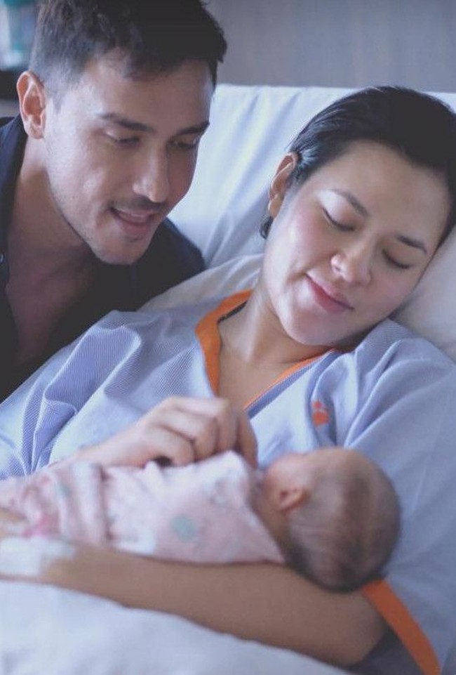 Inilah foto Raisa setelah melahirkan anak pertamanya dengan Hamish Daud. Setelah foto tersebut beredar, netizen pun memuji kecantikan natural Raisa. Wajah pelantun Kali Kedua itu tampak polos tanpa makeup, namun tetap memancarkan aura kecantikannya sebagai ibu baru. Foto: Raisa dan Hamish Daud (ist)