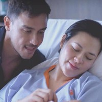 Inilah foto Raisa setelah melahirkan anak pertamanya dengan Hamish Daud. Setelah foto tersebut beredar, netizen pun memuji kecantikan natural Raisa. Wajah pelantun Kali Kedua itu tampak polos tanpa makeup, namun tetap memancarkan aura kecantikannya sebagai ibu baru. Foto: Raisa dan Hamish Daud (ist)