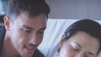Ini foto pertama Hamish dan Raisa menggendong sang putri yang lahir pada 12 Februari. Foto: Raisa dan Hamish Daud (ist)