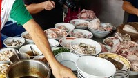 Masih di Pontianak, Carlos mampir ke Bubur Ikan Ahian. Lihat tuh tampilannya enak banget ya. Carlos pun sibuk membuat video dan foto. Foto: Instagram @nexcarlos