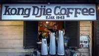 Siapa yang mau dibikinin kopi sama Bang Carlos? Mampir ke Kong Djie Coffee, ia pun mencoba sendiri racik kopi enak. Foto: Instagram @nexcarlos
