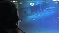 R/V Petrel juga membawa dua kendaraan robotik yang bisa menyelam hingga kedalaman nyaris 5 ribu meter. Salah satu kendaraan robotik itu berhasil menemukan lokasi USS Hornet dalam penyelaman pertamanya. Ini merupakan gambar bangkai USS Hornet yang direkam oleh kendaraan robotik itu. Foto: Photo courtesy of Paul G. Allens Vulcan Inc via npr.org