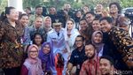 Senyum Semringah Arumi Bachsin saat Dampingi Suaminya Dilantik