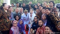 Ia juga sempat berfoto dengan para wartawan Istana. (Foto : Istimewa).