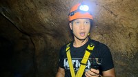 Host MTMA Bima Aryo harus bertahan melewati gua yang sempit dan sesak dalam pencarian korban di dalamnya (My Trip My Adventure)