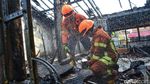 Petugas Damkar Padamkan Api yang Lahap Dua Ruko di Cipadung