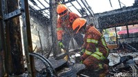 Usai memadamkan api, para petugas damkar masih menyisir lokasi kebakaran.
