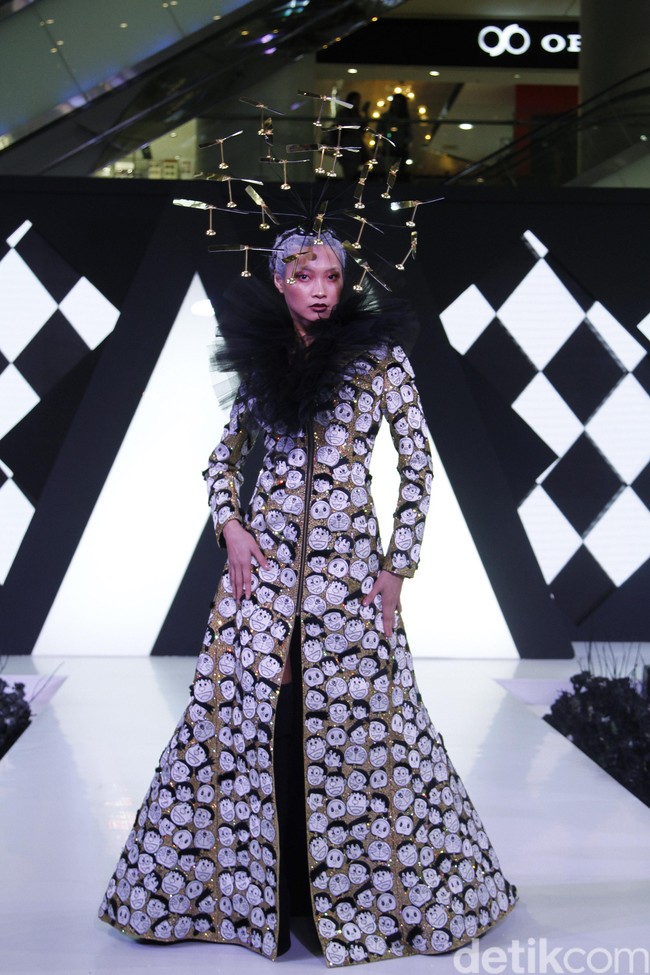 Dibuat selama satu tahun dengan detail yang rumit, gaun ini pun dianggap masterpiece oleh Ivan Gunawan. Foto: Mohammad Abduh/Wolipop