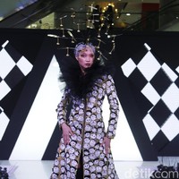 Dibuat selama satu tahun dengan detail yang rumit, gaun ini pun dianggap masterpiece oleh Ivan Gunawan. Foto: Mohammad Abduh/Wolipop