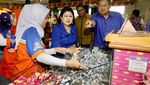 Serunya Momen Ani Yudhoyono Belanja Jeruk hingga Borong Dodol Garut