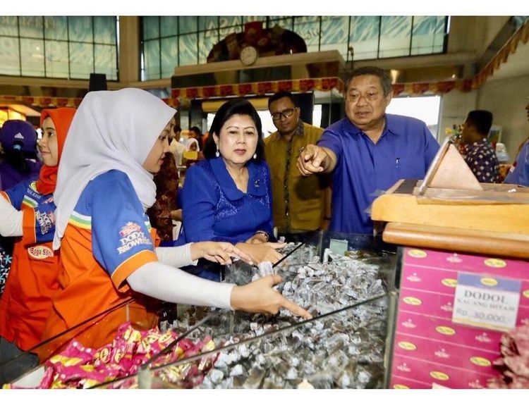 Serunya Momen Ani Yudhoyono Belanja Jeruk hingga Borong Dodol Garut
