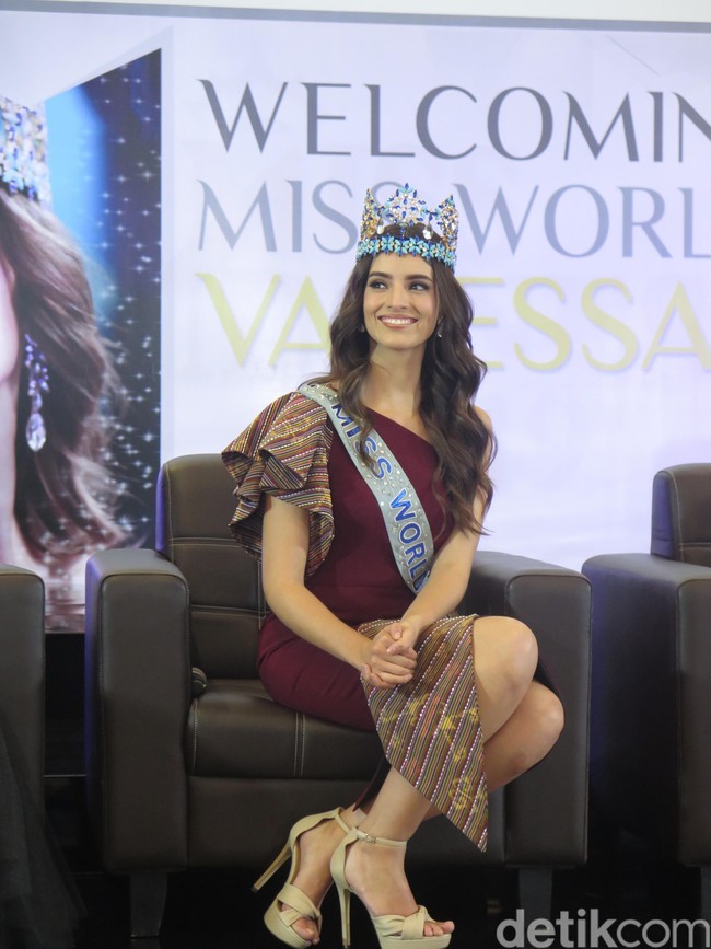 Makeupnya yang natural dengan perona bibir peach dan membiarkan rambut panjangnya tergerai indah ini pun membuat Vanessa terlihat menakjubkan. Foto: Anggi/Wolipop