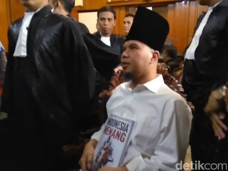Diiringi Selawat Nabi, Dhani Berpeci Sufi Masuk ke Ruang Sidang Diiringi Selawat Nabi, Dhani Berpeci Sufi Masuk ke Ruang Sidang