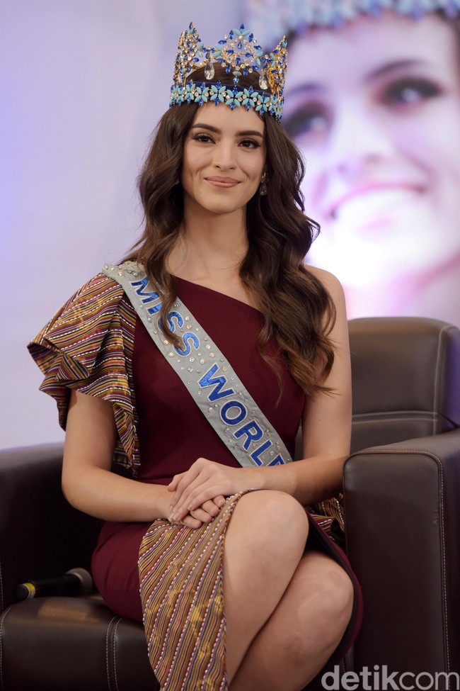 “Indonesia sangat besar, banyak pulau, beragam budaya, makanannya enak, orang-orangnya menakjubkan. Aku tak pernah ingin pergi dari sini,” kata Vanessa Konferensi Pers Welcoming Miss World 2018 di MNC Studio, Kebon Jeruk, Jakarta Barat, Kamis (14/2/2019). Foto: Noel/detikFoto