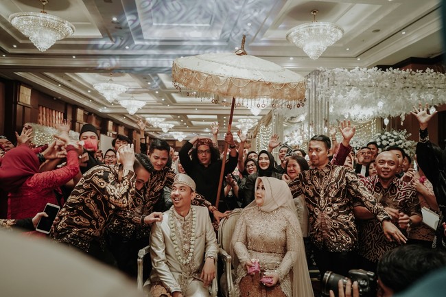 Untuk hijab, Risa memilih hijab segi empat yang dipakai secara sederhana di kepalanya. Lalu ia memakai veil berpayet sebagai pemanis di atas hijabnya. Foto: Mezzo Photo / Instagram @mezzophotoupdate