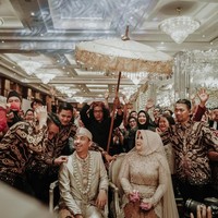 Untuk hijab, Risa memilih hijab segi empat yang dipakai secara sederhana di kepalanya. Lalu ia memakai veil berpayet sebagai pemanis di atas hijabnya. Foto: Mezzo Photo / Instagram @mezzophotoupdate