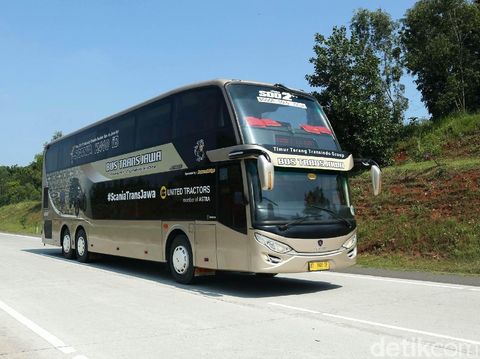 Bus Trans Jawa saat akan berangkat menuju Semarang di Terminal Pulo Gebang, Jakarta, Kamis (14/2/2019). Bus Trans Jawa menggunakan Bus Scania Double Dekker. Terdapat 2 tipe yaitu kelas Eksekutif dan Elegan Class.