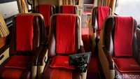 Di kursi penumpang dilengkapi dengan televisi berukuran kecil serta selimut dan bantal.