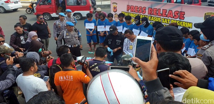 Bacok 4 Warga, Geng Motor Bersenjata Trisula-Golok Diringkus