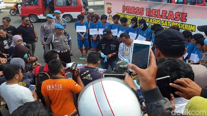 Polisi Jemur Anggota Geng Motor, Warga Gemas: Biar Jera!