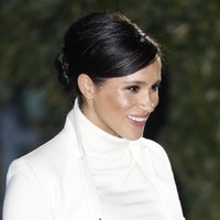 Bila biasanya Meghan tampil dengan rambut yang agak berantakan, tidak untuk kali ini. Hair-do bergaya retro turut memaksimalkan penampilan Meghan pada kesempatan tersebut.  Foto: Getty Images