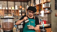 Dimas kerap membagikan momen kulinerannya di Instagram pribadinya. Ia ternyata penyuka kopi. Layaknya barista, ia ahli meracik kopi. Foto: Instagram dimasta_