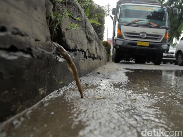 Ini Lho Penyebab Jalan KH Noer Ali Rusak Parah