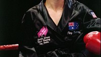 Legenda tinju dari Australia Troy Waters didiagnosa mengidap acute myeloid leukemia tahun 2014 lalu. Setelah hampir empat tahun berjuang dengan penyakit tersebut ia akhirnya tutup usia di umur 53 tahun. (Foto: Holly Stein/Allsport/Getty Images)