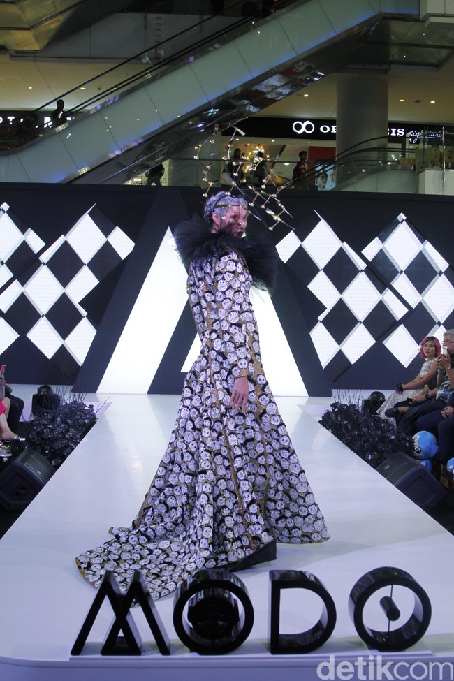 Tak hanya memiliki detail Swarovski yang mewah, gaun rancangan Ivan Gunawan juga dibuat dari benang emas dan hanya dikerjakan satu orang. Foto: Mohammad Abduh/Wolipop