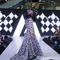 Tak hanya memiliki detail Swarovski yang mewah, gaun rancangan Ivan Gunawan juga dibuat dari benang emas dan hanya dikerjakan satu orang. Foto: Mohammad Abduh/Wolipop