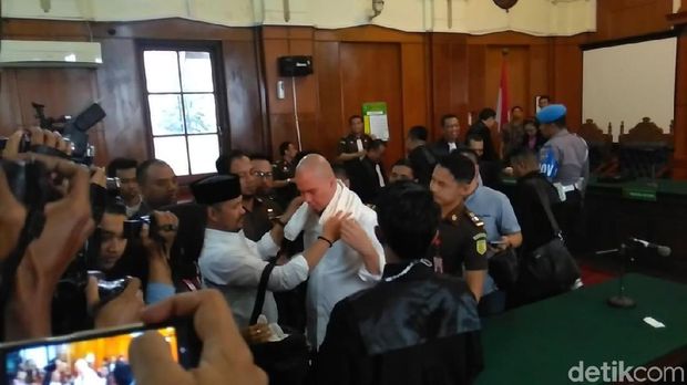 Setelah Blangkon Peci dan Kopiah Sufi Dhani akan Pakai Setelah Blangkon Peci dan Kopiah Sufi Dhani akan Pakai