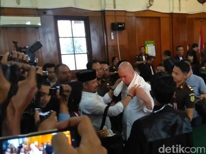 Ahmad Dhani Semringah Dapat Serban Usai Sidang, Dari Mana?