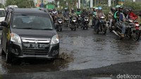 Padahal jalanan ini adalah akses penting warga Bekasi yang ingin ke Jakarta.